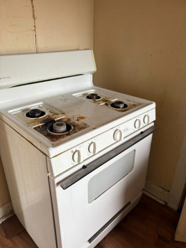 Before & After: Kitchen Rescue! We tackled built-up grease, grime, and everything in between. Another mission complete in Northwest Indiana! 💪🏽