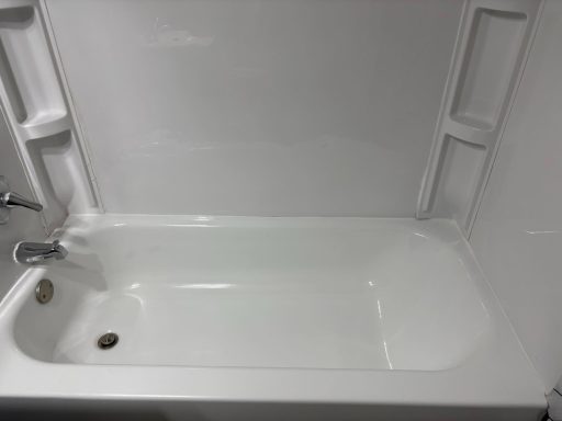 Bathtub Transformation! 🛁✨ Grime, stains, and buildup? Gone.
Shine, freshness, and cleanliness? Restored.